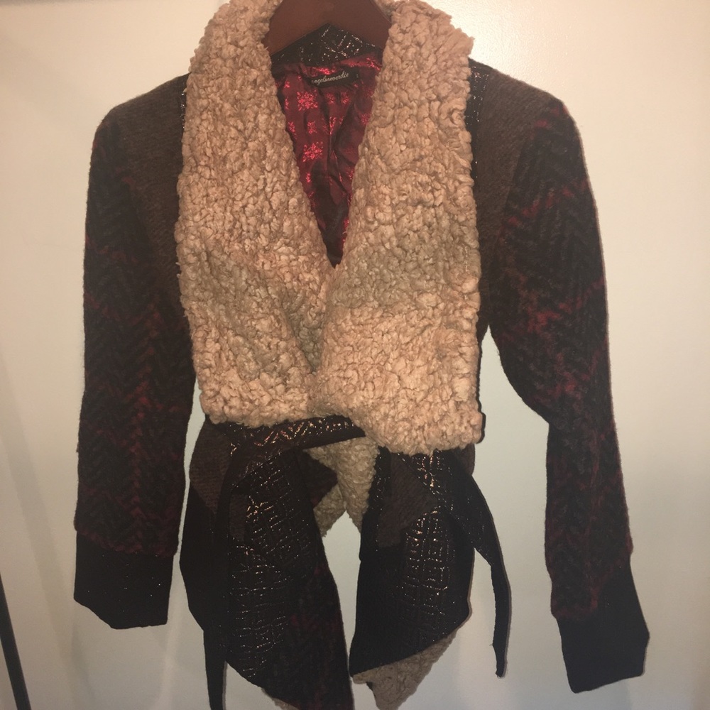 Women’s stylish wool blazer/cardigan. Size 2